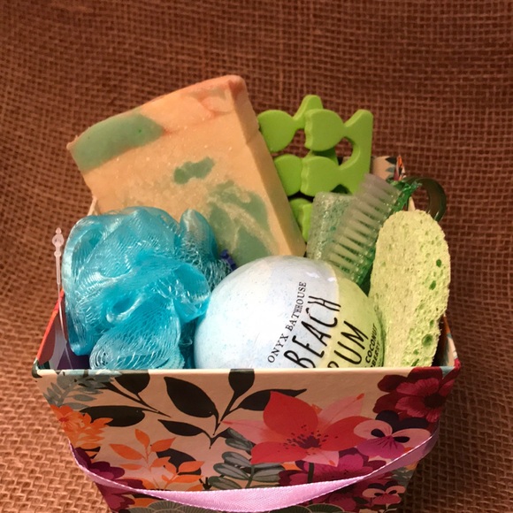 Elizabeth Natural Blends Other - 💚Pampering Handmade Soap Kit